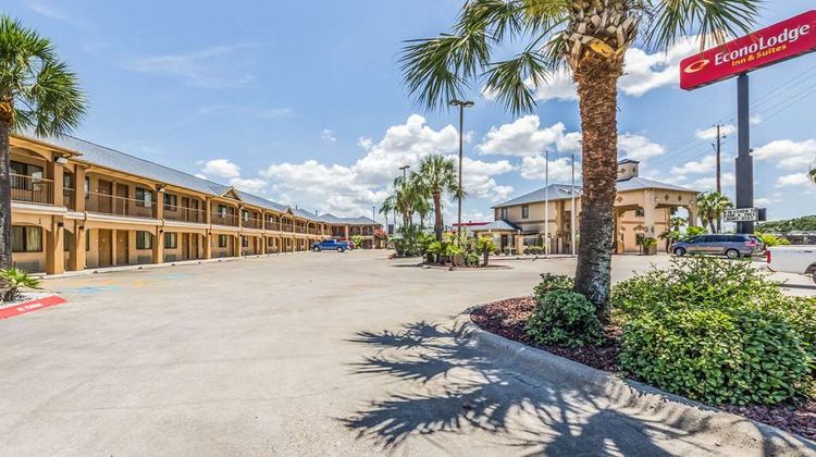 Econo Lodge & Suites Exterior