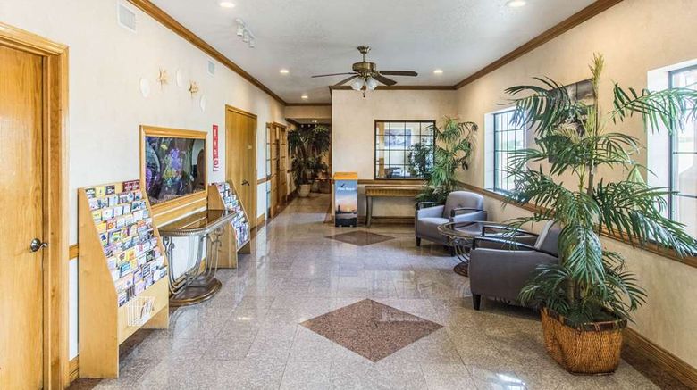<b>Econo Lodge & Suites Lobby</b>. Images powered by <a href="https://iceportal.shijigroup.com/" title="IcePortal" target="_blank">IcePortal</a>.