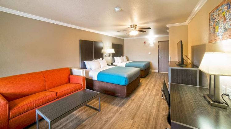 Econo Lodge & Suites Suite