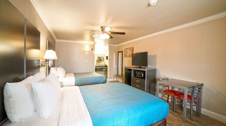 Econo Lodge & Suites Suite