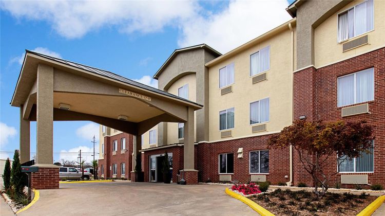 Comfort Inn & Suites Exterior