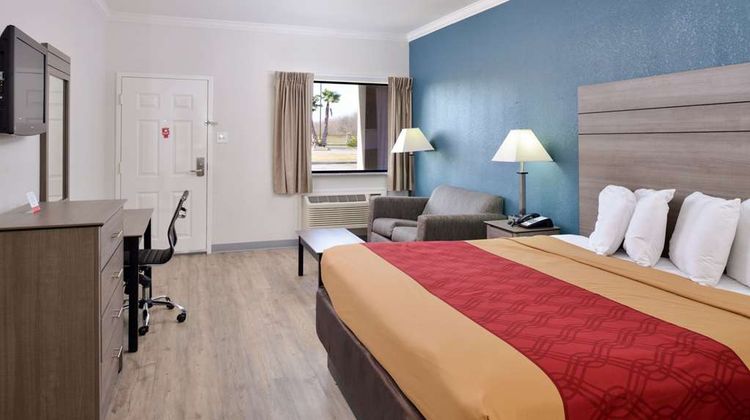 Econo Lodge & Suites Room