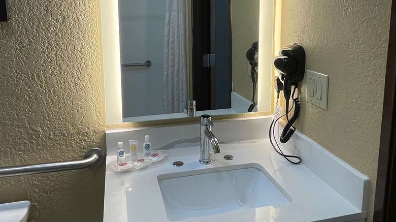 <b>Comfort Suites near Seaworld Suite</b>. Images powered by <a href="https://iceportal.shijigroup.com/" title="IcePortal" target="_blank">IcePortal</a>.