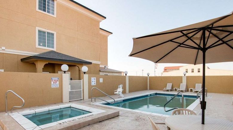 <b>Comfort Suites Pool</b>. Images powered by <a href="https://iceportal.shijigroup.com/" title="IcePortal" target="_blank">IcePortal</a>.