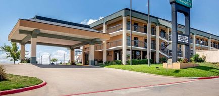 Quality Inn & Suites Fort Worth Exterior