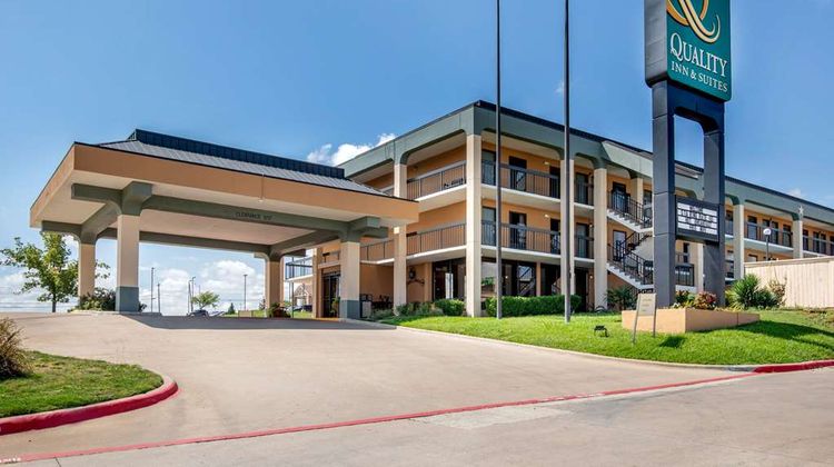 Quality Inn & Suites Fort Worth Exterior