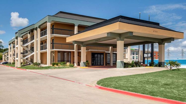 Quality Inn & Suites Fort Worth Exterior