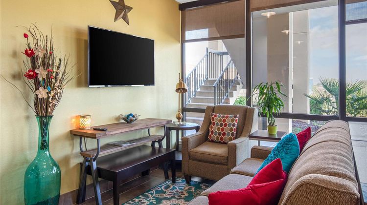 Quality Inn & Suites Fort Worth Lobby
