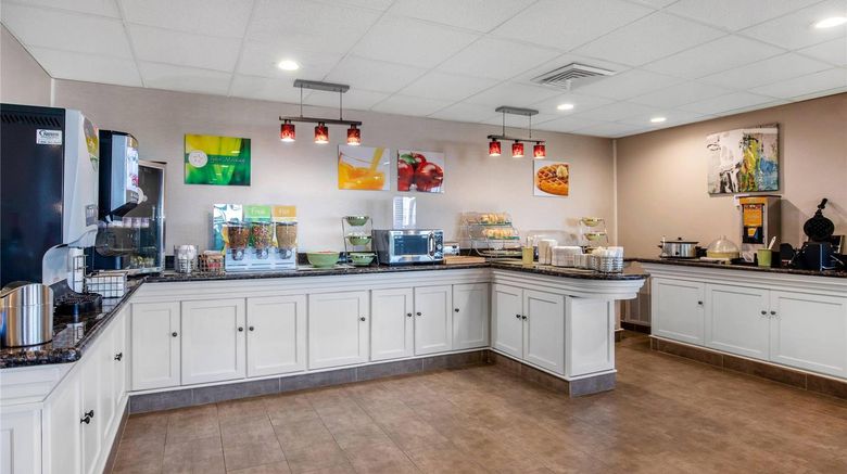 <b>Quality Inn & Suites Fort Worth Restaurant</b>. Images powered by <a href="https://iceportal.shijigroup.com/" title="IcePortal" target="_blank">IcePortal</a>.