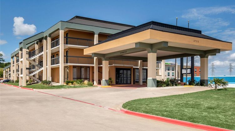 Quality Inn & Suites Fort Worth Exterior
