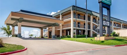 Quality Inn & Suites Fort Worth Exterior