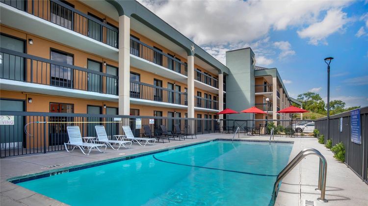 Quality Inn & Suites Fort Worth Pool