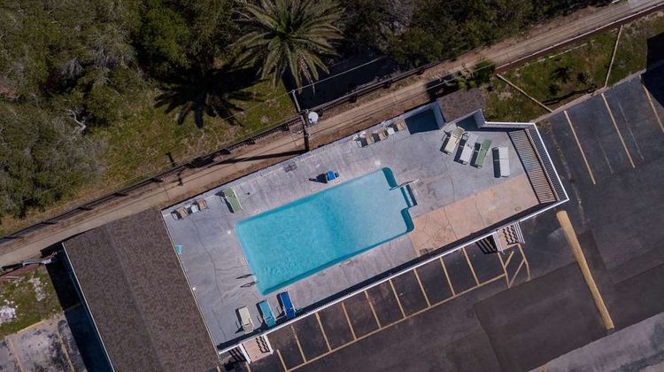 Quality Inn Sportsman Manor Motel Pool
