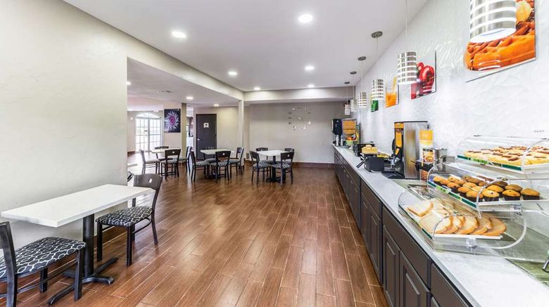 <b>Quality Inn & Suites Canton Restaurant</b>. Images powered by <a href="https://iceportal.shijigroup.com/" title="IcePortal" target="_blank">IcePortal</a>.