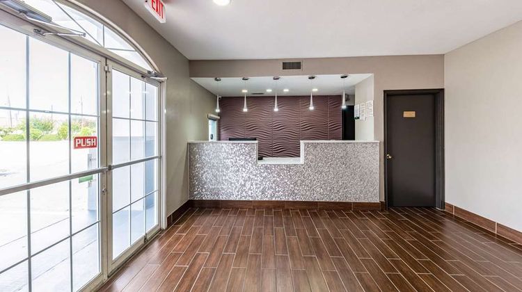 Quality Inn & Suites Canton Lobby