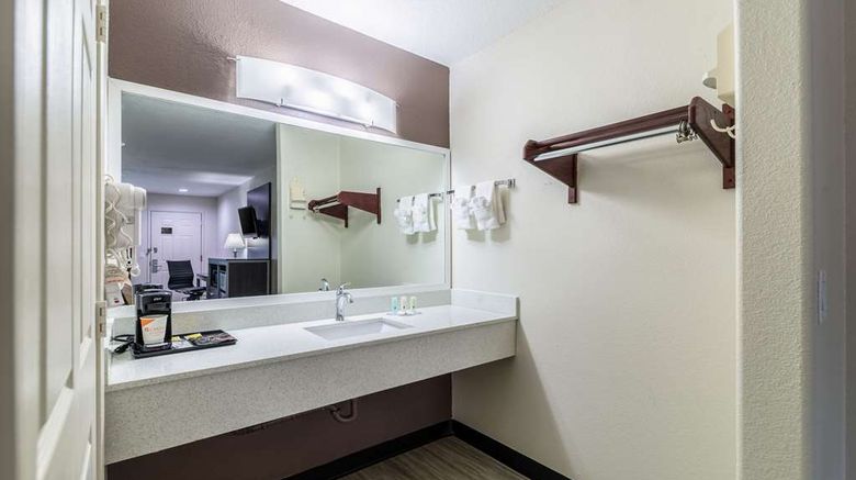 <b>Quality Inn & Suites Canton Room</b>. Images powered by <a href="https://iceportal.shijigroup.com/" title="IcePortal" target="_blank">IcePortal</a>.