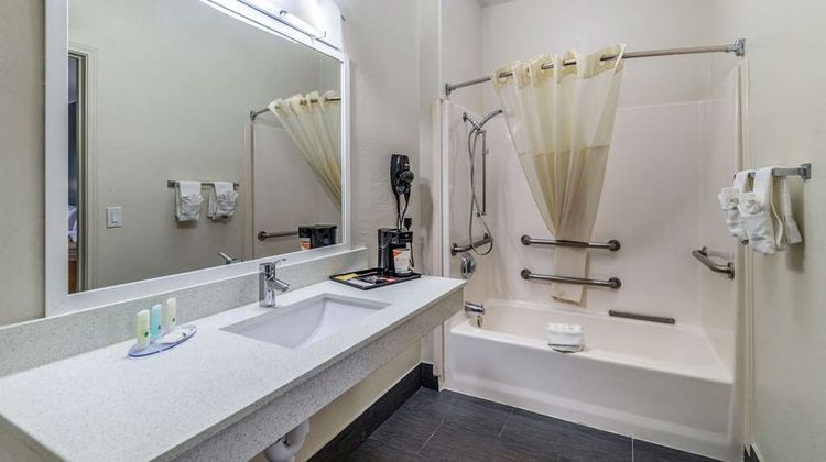 Quality Inn & Suites Canton Room