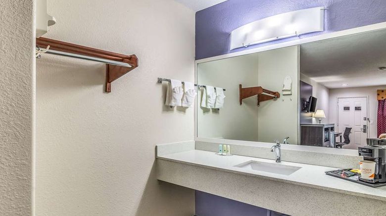 <b>Quality Inn & Suites Canton Room</b>. Images powered by <a href="https://iceportal.shijigroup.com/" title="IcePortal" target="_blank">IcePortal</a>.