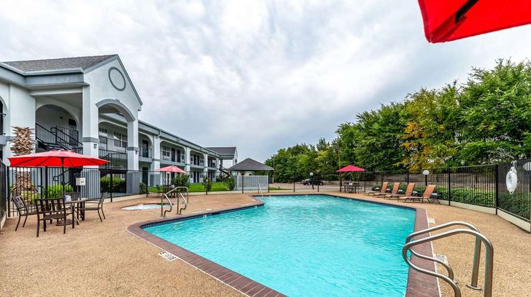 Quality Inn & Suites Canton Pool