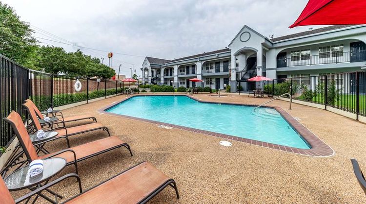 Quality Inn & Suites Canton Pool