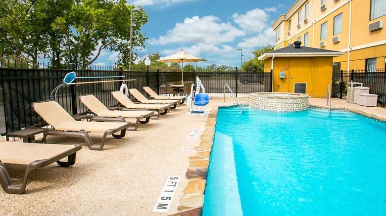 <b>Sleep Inn & Suites Pool</b>. Images powered by <a href="https://iceportal.shijigroup.com/" title="IcePortal" target="_blank">IcePortal</a>.