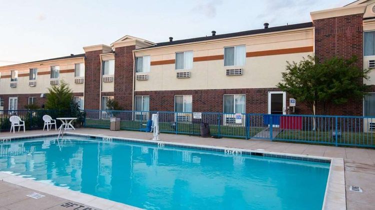 Comfort Inn and Suites Red Oak Pool
