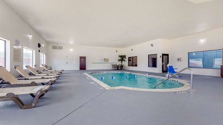 <b>Comfort Suites Pool</b>. Images powered by <a href="https://iceportal.shijigroup.com/" title="IcePortal" target="_blank">IcePortal</a>.