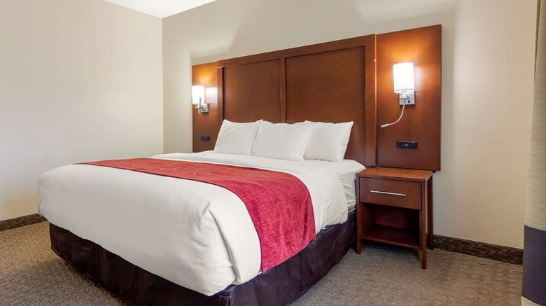 <b>Comfort Suites Suite</b>. Images powered by <a href="https://iceportal.shijigroup.com/" title="IcePortal" target="_blank">IcePortal</a>.