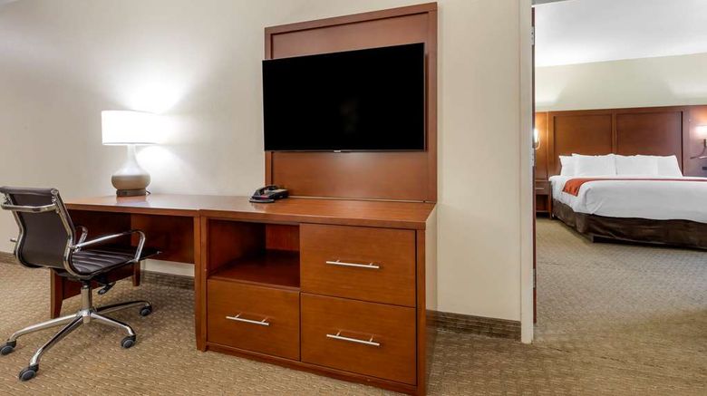 <b>Comfort Suites Suite</b>. Images powered by <a href="https://iceportal.shijigroup.com/" title="IcePortal" target="_blank">IcePortal</a>.