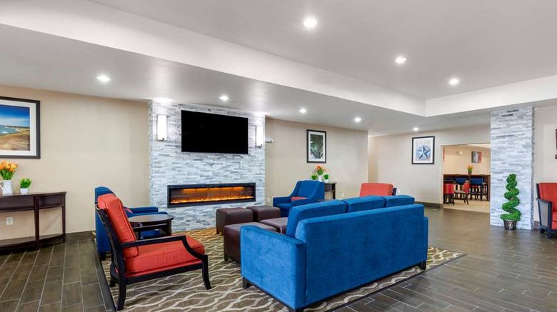 <b>Comfort Suites Lobby</b>. Images powered by <a href="https://iceportal.shijigroup.com/" title="IcePortal" target="_blank">IcePortal</a>.