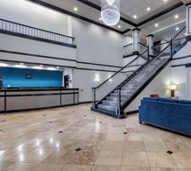 Quality Inn & Suites I-35 E/Walnut Hill Lobby