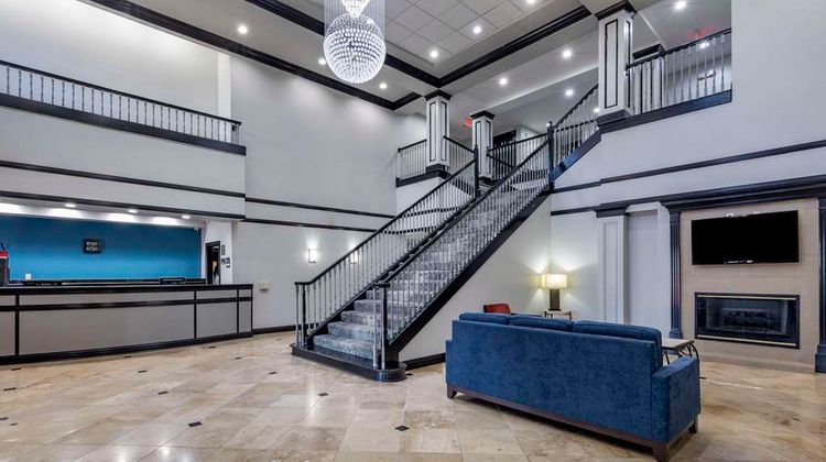 Quality Inn & Suites I-35 E/Walnut Hill Lobby