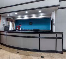 Quality Inn & Suites I-35 E/Walnut Hill Lobby