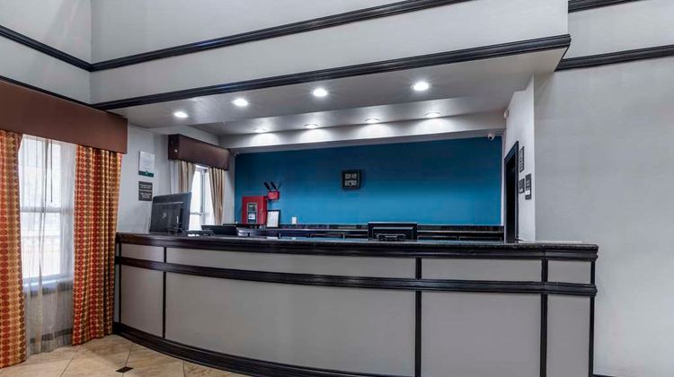 Quality Inn & Suites I-35 E/Walnut Hill Lobby