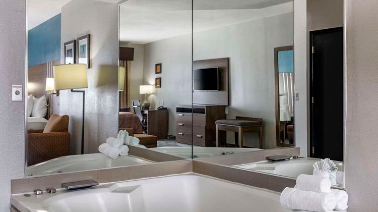 Quality Inn & Suites I-35 E/Walnut Hill Suite