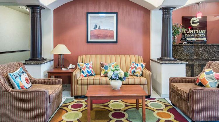 Clarion Inn & Suite Lobby