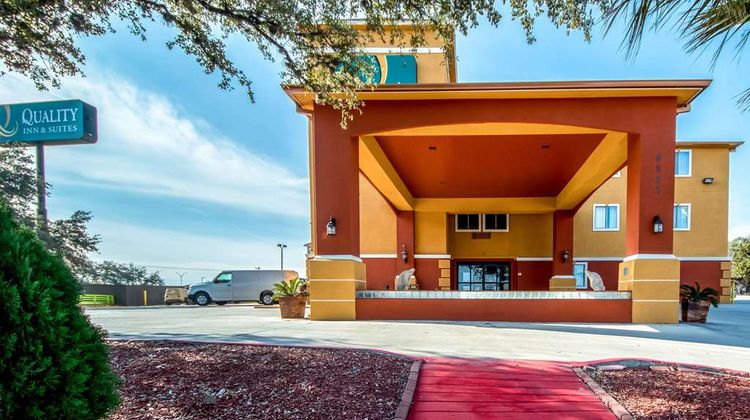 Quality Inn & Suites Exterior