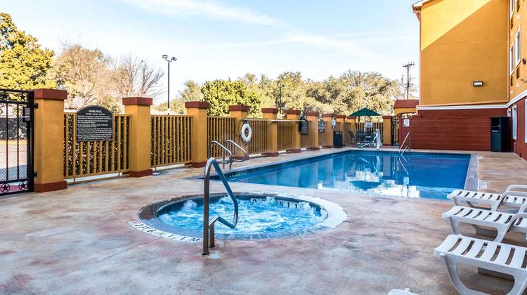 Quality Inn & Suites Pool