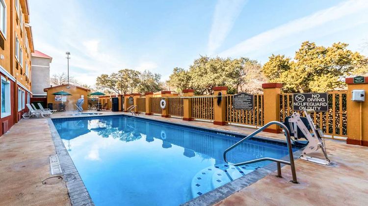Quality Inn & Suites Pool