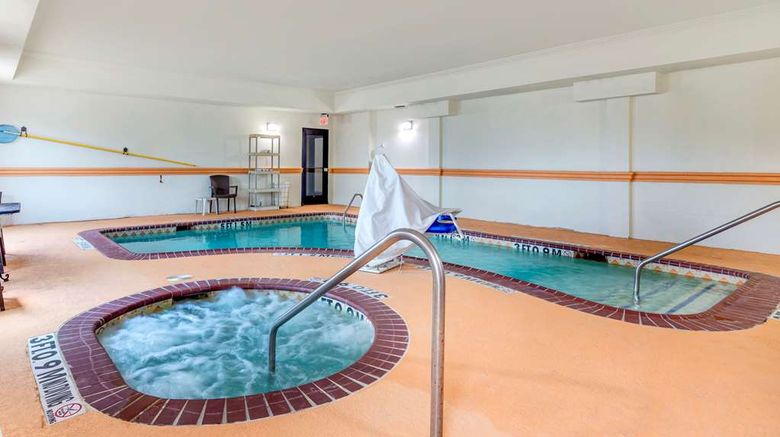 <b>Comfort Inn Pool</b>. Images powered by <a href="https://iceportal.shijigroup.com/" title="IcePortal" target="_blank">IcePortal</a>.