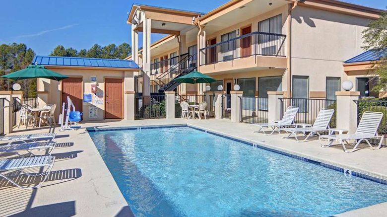 <b>Quality Inn Pool</b>. Images powered by <a href="https://iceportal.shijigroup.com/" title="IcePortal" target="_blank">IcePortal</a>.