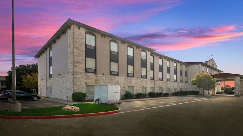 <b>Comfort Suites Granbury Exterior</b>. Images powered by <a href="https://iceportal.shijigroup.com/" title="IcePortal" target="_blank">IcePortal</a>.