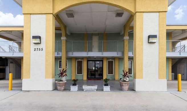 Econo Lodge & Suites Coliseum Exterior