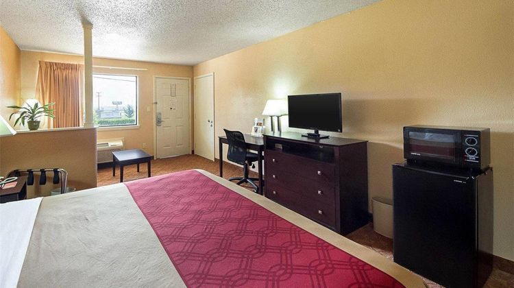 Econo Lodge & Suites Coliseum Suite