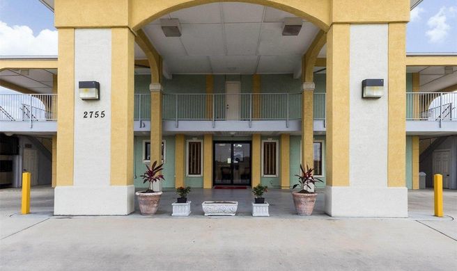 Econo Lodge & Suites Coliseum Exterior