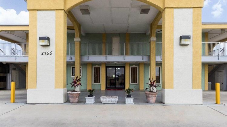 Econo Lodge & Suites Coliseum Exterior