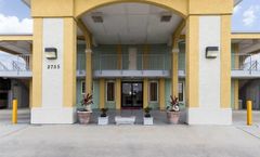 Econo Lodge & Suites Coliseum
