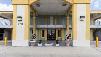 Econo Lodge & Suites Coliseum