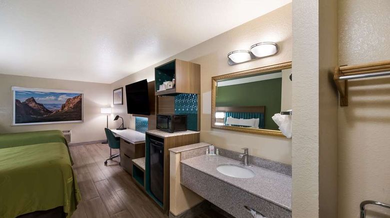 <b>Quality Inn Room</b>. Images powered by <a href="https://iceportal.shijigroup.com/" title="IcePortal" target="_blank">IcePortal</a>.