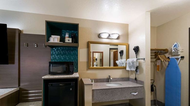 <b>Quality Inn Room</b>. Images powered by <a href="https://iceportal.shijigroup.com/" title="IcePortal" target="_blank">IcePortal</a>.